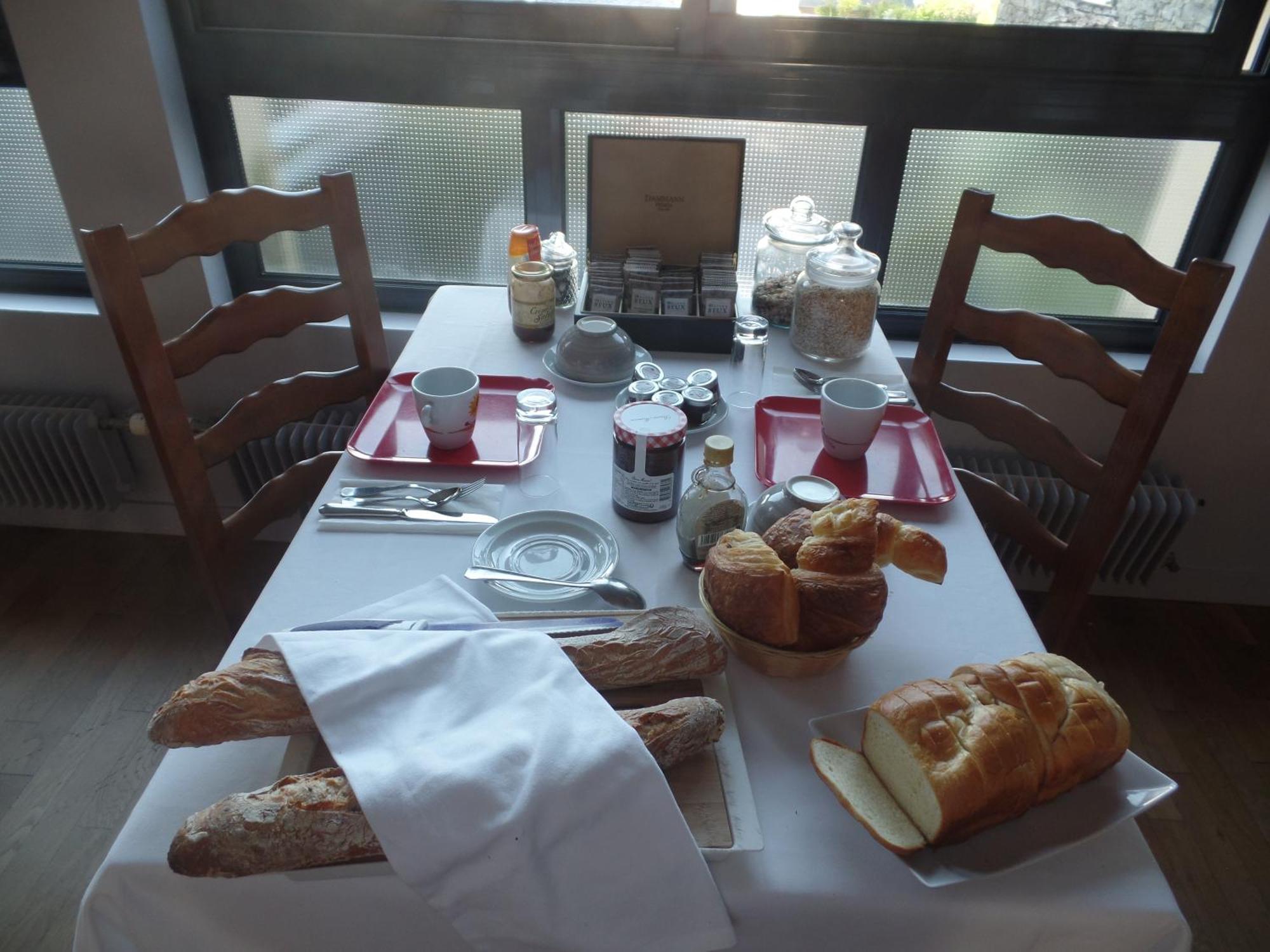 Logis Hotel Restaurant Le Commerce Guichen Kültér fotó